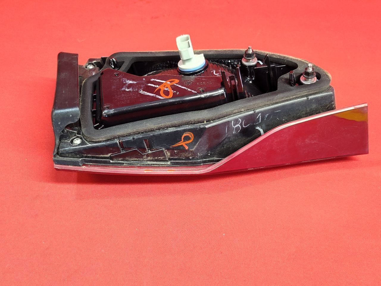 18-19 Chevy Equinox RIGHT PASSENGER INNER Liftgate Mounted Tail Light Lamp