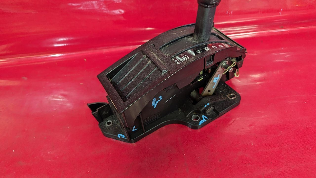 2000 Nissan Pathfinder Automatic Gear Selector Shifter Leaver w/ Knob + Trim