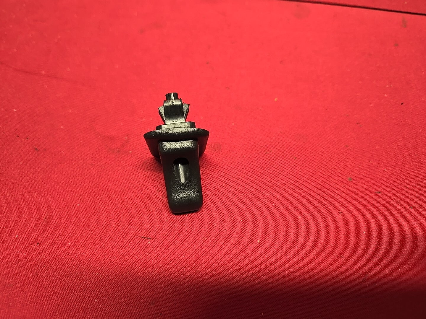 1998 - 2004 Chevrolet GMC Oldsmobile Sun Visor Holder Clip Black - QUANTITY: 1