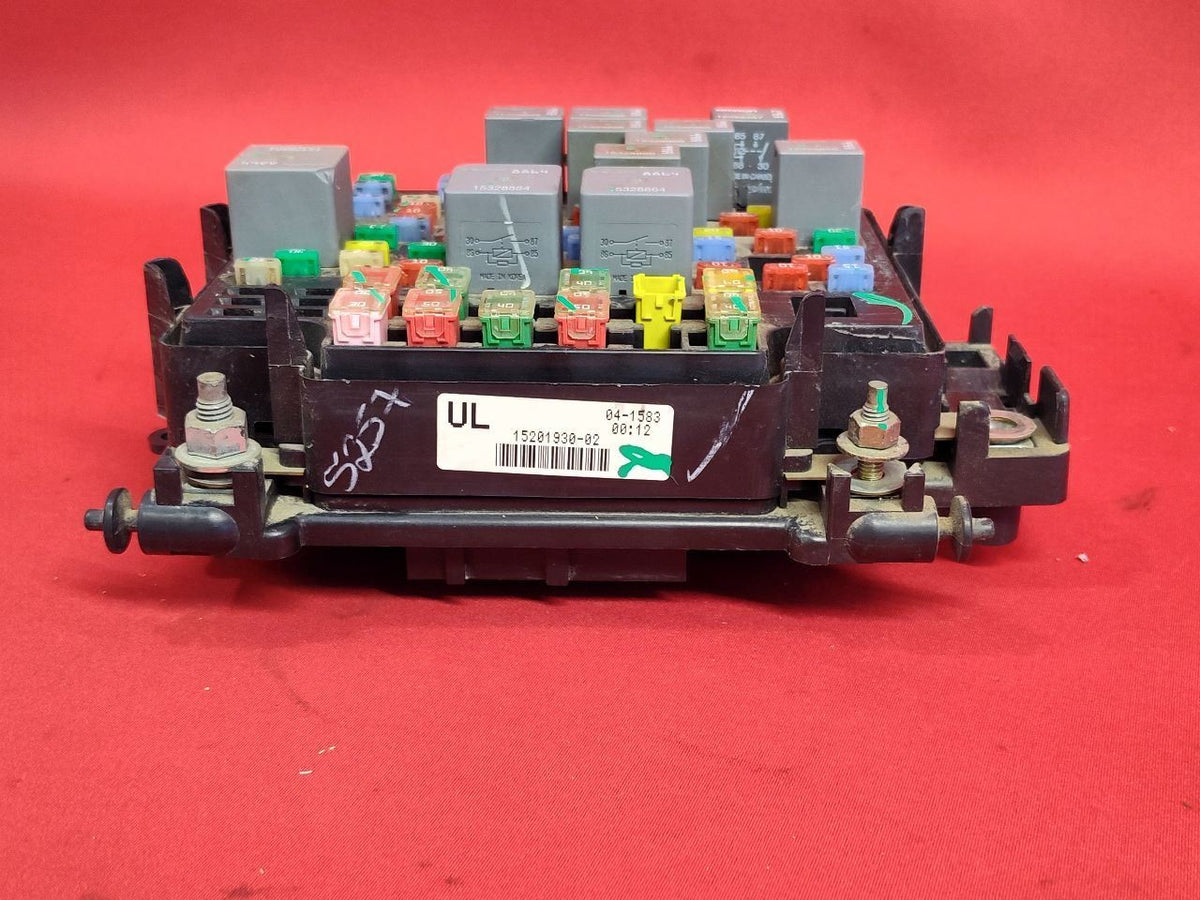 2004-2006 Cadillac Chevy GMC Truck SUV Engine Fuse Box Junction Block