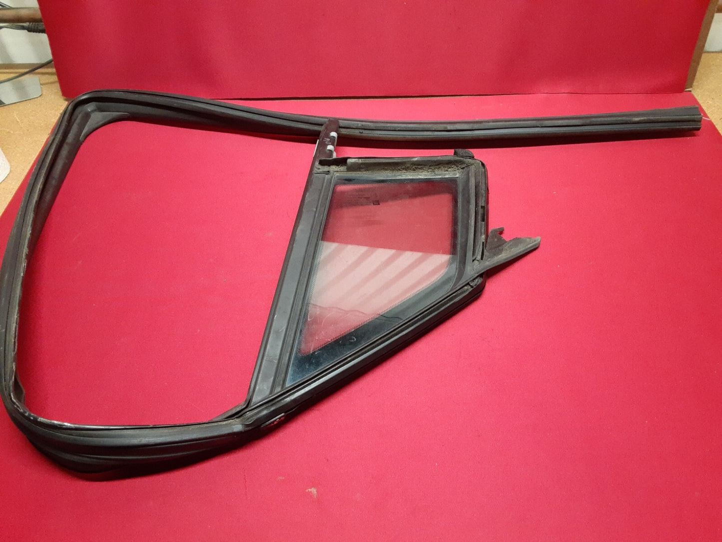 2011 - 2015 Chevy Volt FRONT LEFT Door Vent Quarter Glass Weatherstrip 22906079