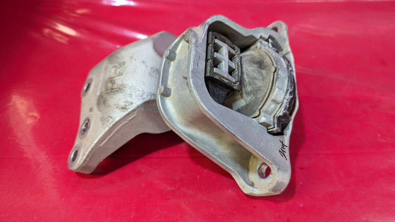 2022-2024 Mitsubishi Outlander LEFT DRIVER Engine Mount Bracket - 26k Miles