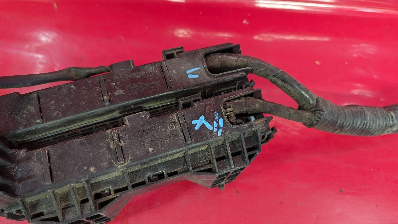 2000 Nissan Pathfinder Auto Trans 4WD Engine Bay Fuse Box Junction Block