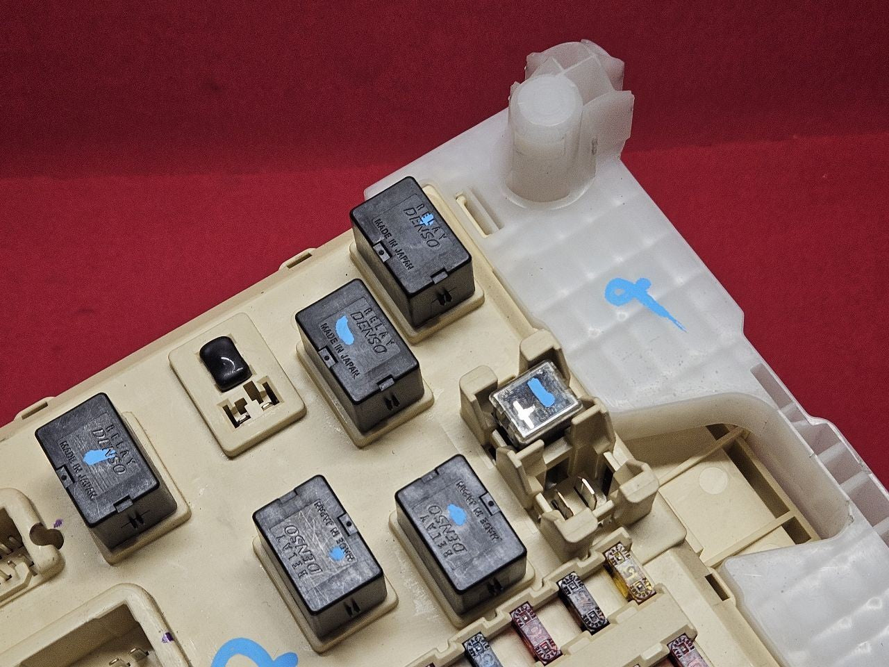 2001-2003 Toyota Prius Interior Cabin Under Dash Relay Fuse Box Junction Block