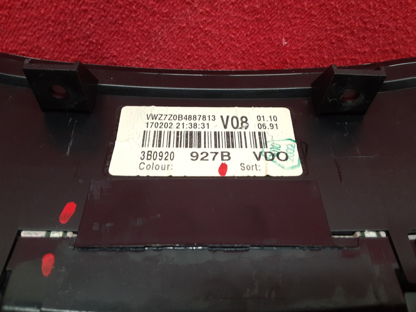 2001 - 2005 VW Volkswagen Instrument Cluster Speedometer 3B0-920-927B