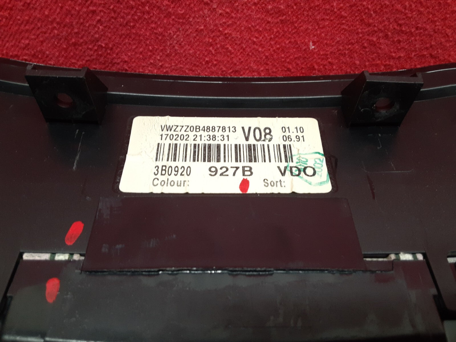 2001 - 2005 VW Volkswagen Instrument Cluster Speedometer 3B0-920-927B