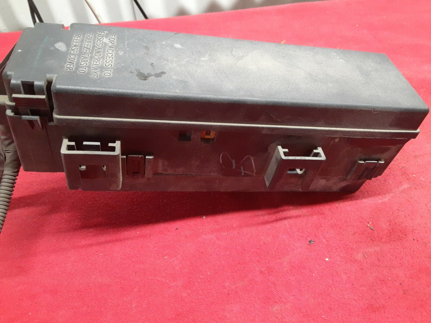 2004 2005 Dodge Durango Power Distribution Center Box Relay Fuse Panel Yellow