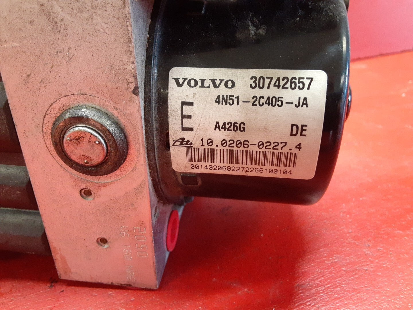 2005 - 2010 Volvo V50 S40 ABS Pump Control Module w/ Bracket 30742666AA 30742657