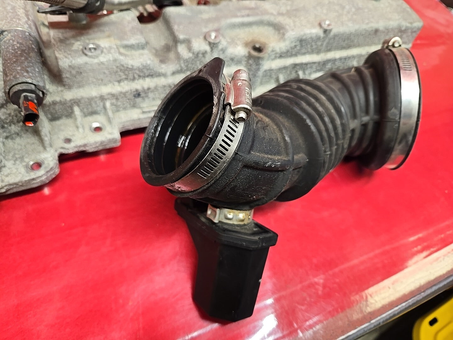 2013 - 2023 GMC Chevy Buick Cadillac L4 Camshaft Rocker Valve Cover 25201395