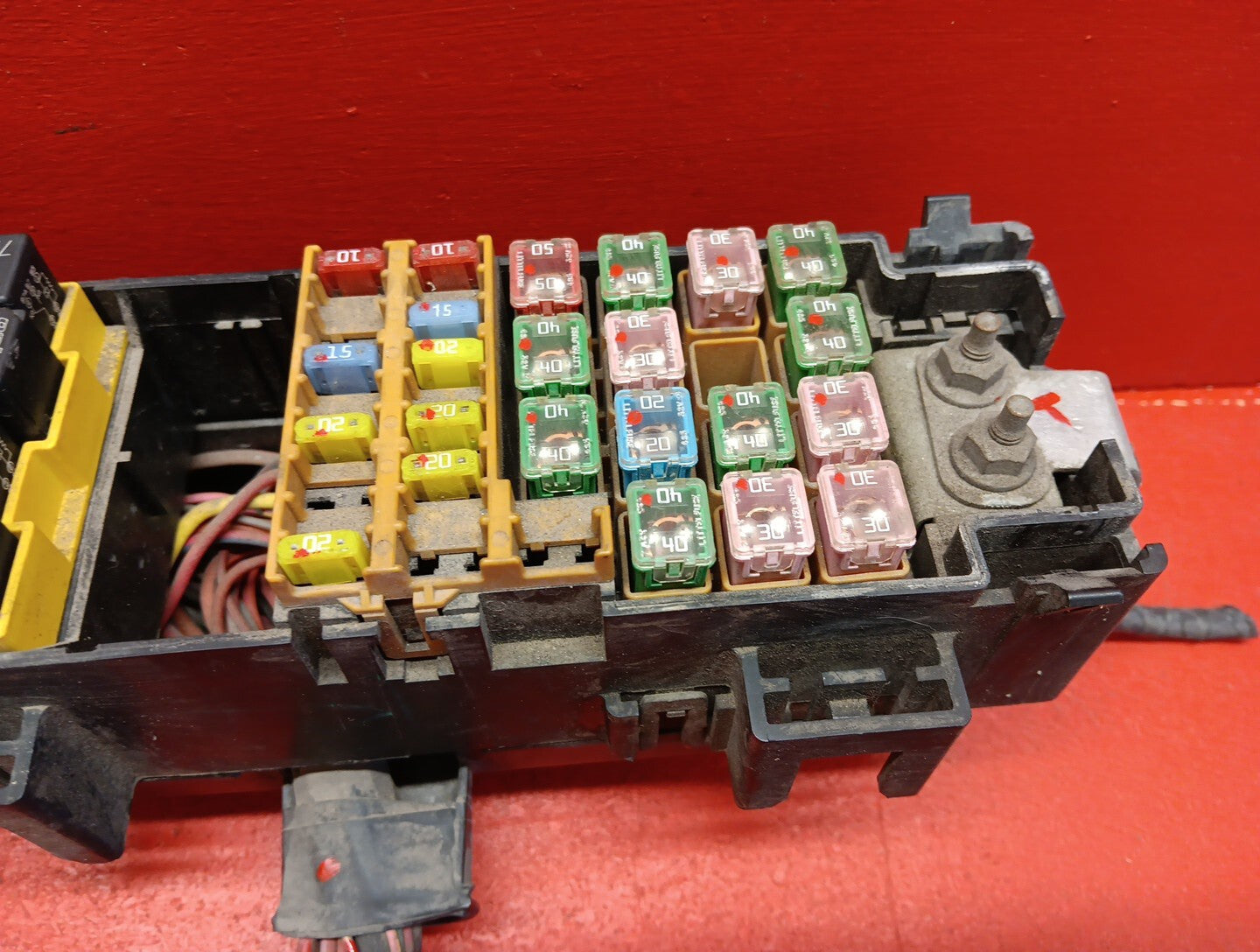 2004 - 2006 Dodge Durango 4.7L Fuse Box Engine w/o Tow Package