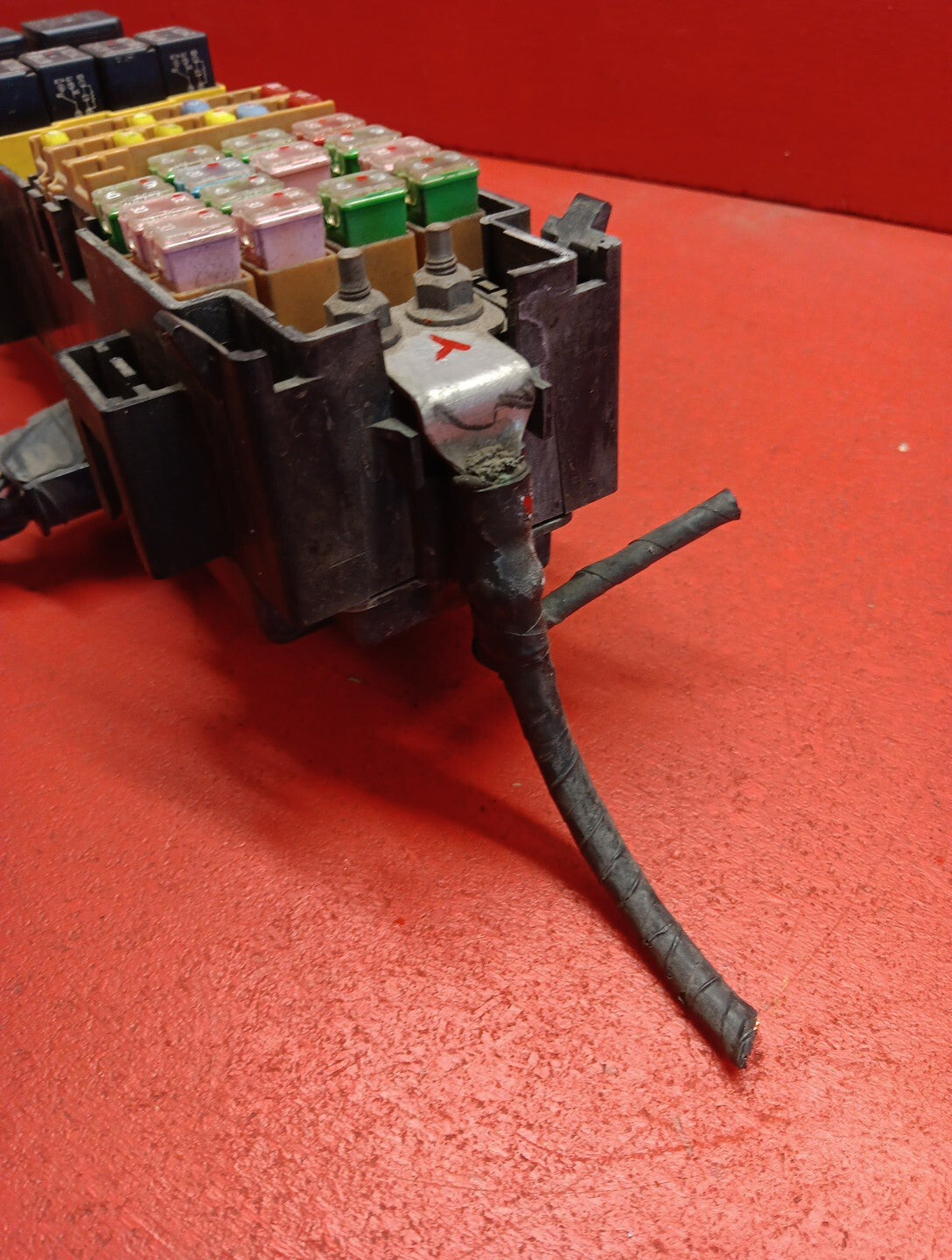 2004 - 2006 Dodge Durango 4.7L Fuse Box Engine w/o Tow Package