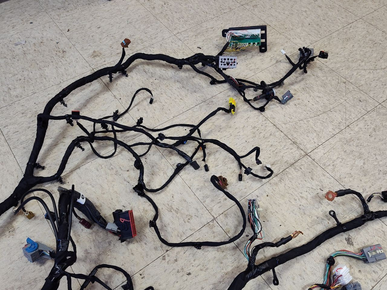 2017 Dodge Durango Dash Wiring Harness w/ Beats Sound, Power Tilt, Rear DVD