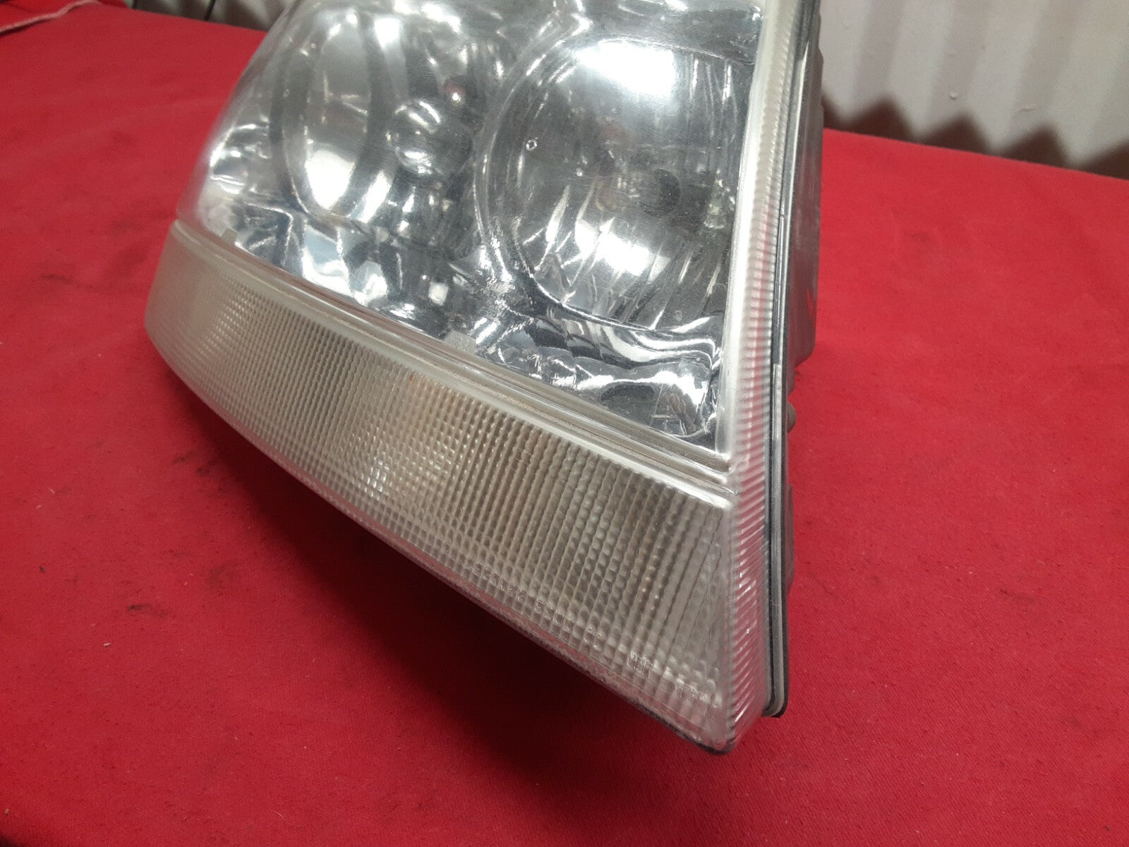 2001 - 2004 Jeep Grand Cherokee Limited Overland RIGHT PASSENGER Headlight Lamp