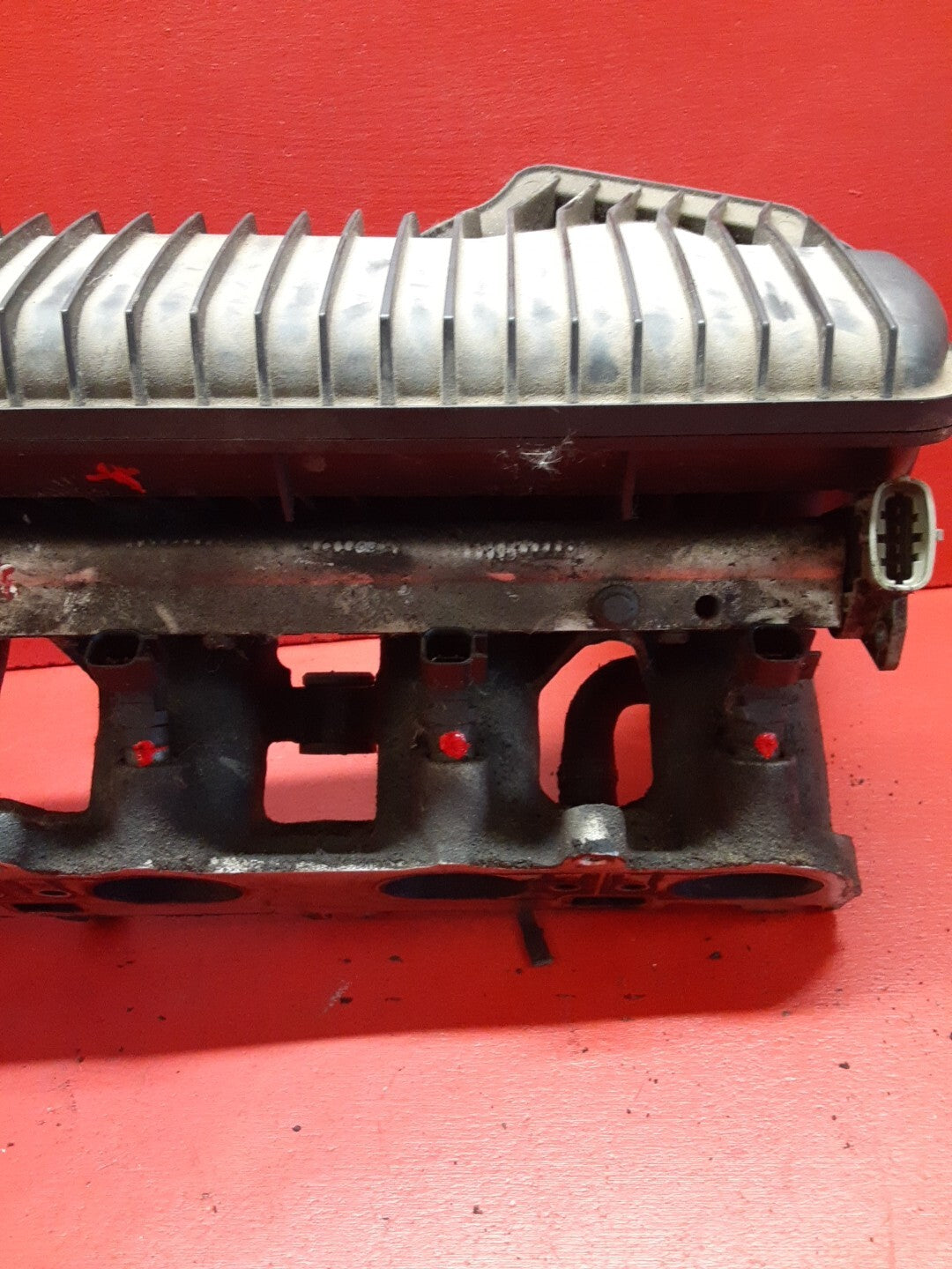 2005 - 2016 Volvo V50 2.5L Intake Manifold W/ Fuel Rail W/ Injectors 31338645