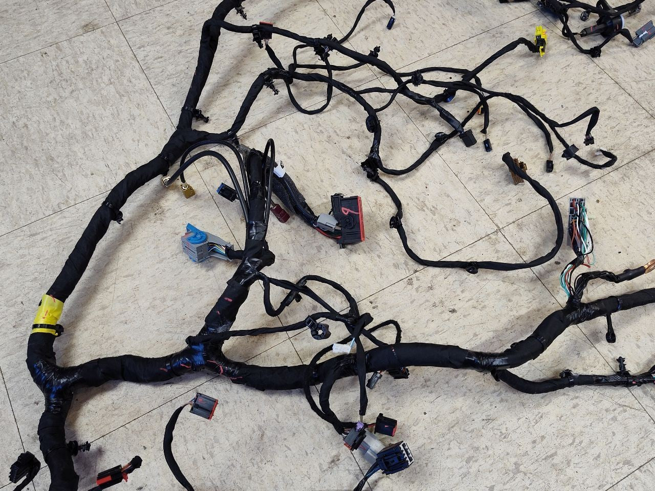 2017 Dodge Durango Dash Wiring Harness w/ Beats Sound, Power Tilt, Rear DVD