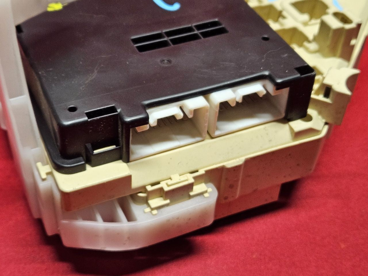 2001-2003 Toyota Prius Interior Cabin Under Dash Relay Fuse Box Junction Block