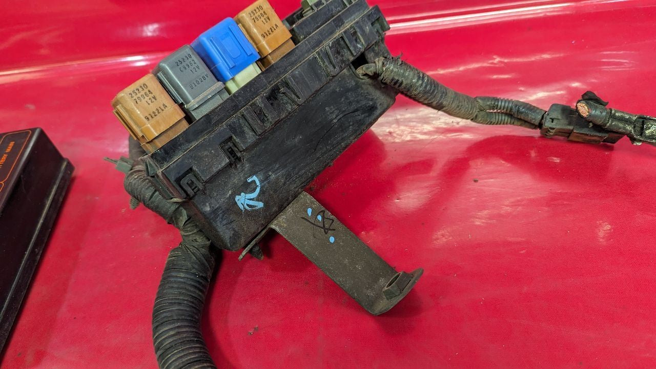 2000 Nissan Pathfinder 4WD Auto Trans Engine Bay Fuse Box Junction Block