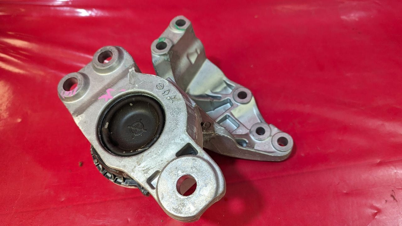 2022-2024 Mitsubishi Outlander LEFT DRIVER Engine Mount Bracket - 26k Miles