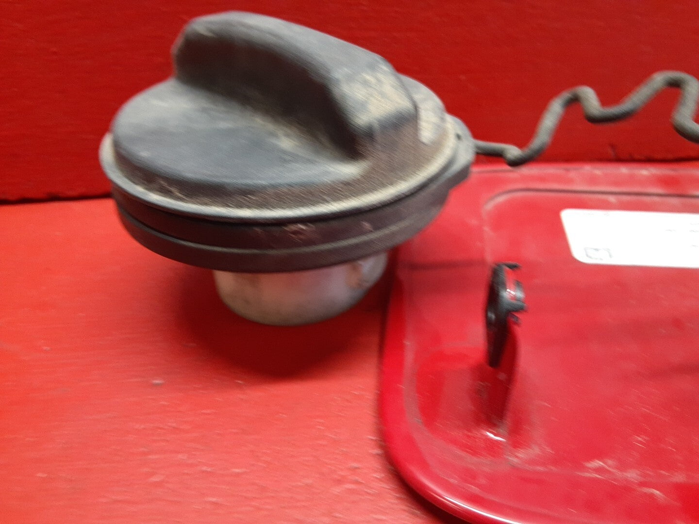 2004 - 2011 Volvo V50 S40 Fuel Filler Door Lid with Gas Cap 30779920