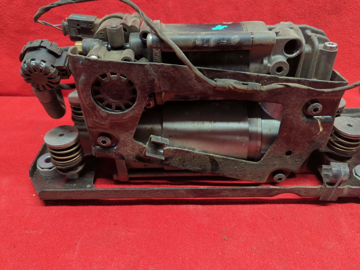 2009 - 2016 BMW 535iGT 5 / 7 Series - Air Suspension Compressor / Pump - 6794465