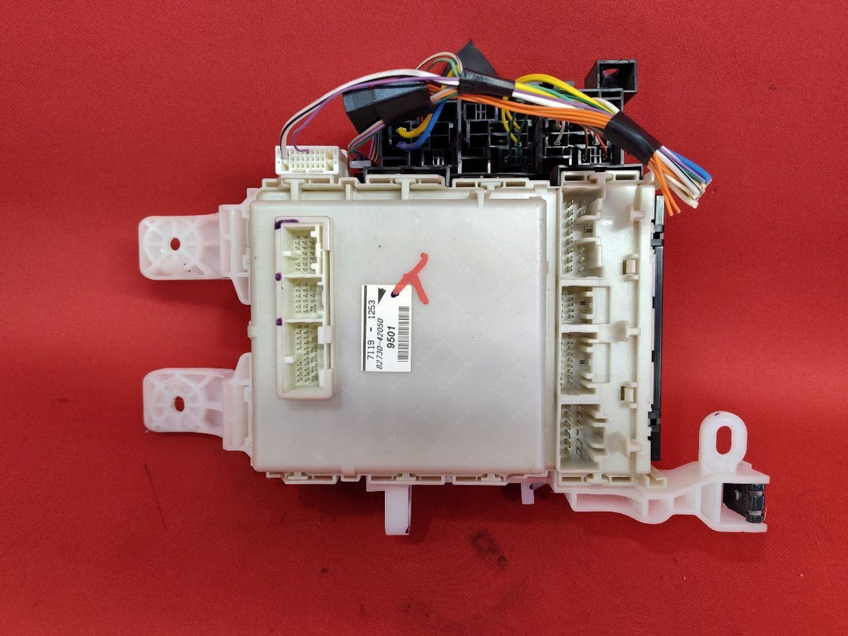 2006-2008 Toyota Rav4 Instrument Panel Dash Fuse Box Junction Block 82730-42050