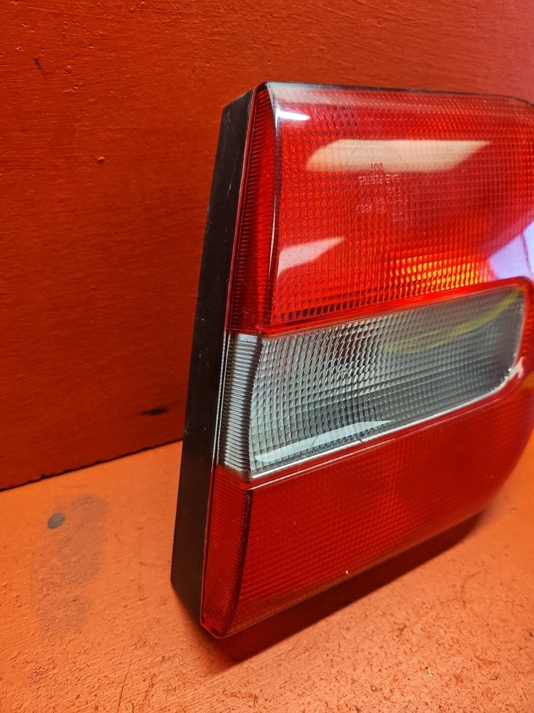 1998 - 2000 Volvo S70 INNER RIGHT PASSENGER SIDE Brake Tail Light Lamp 9157009