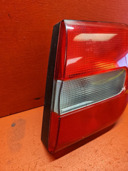 1998 - 2000 Volvo S70 INNER RIGHT PASSENGER SIDE Brake Tail Light Lamp 9157009