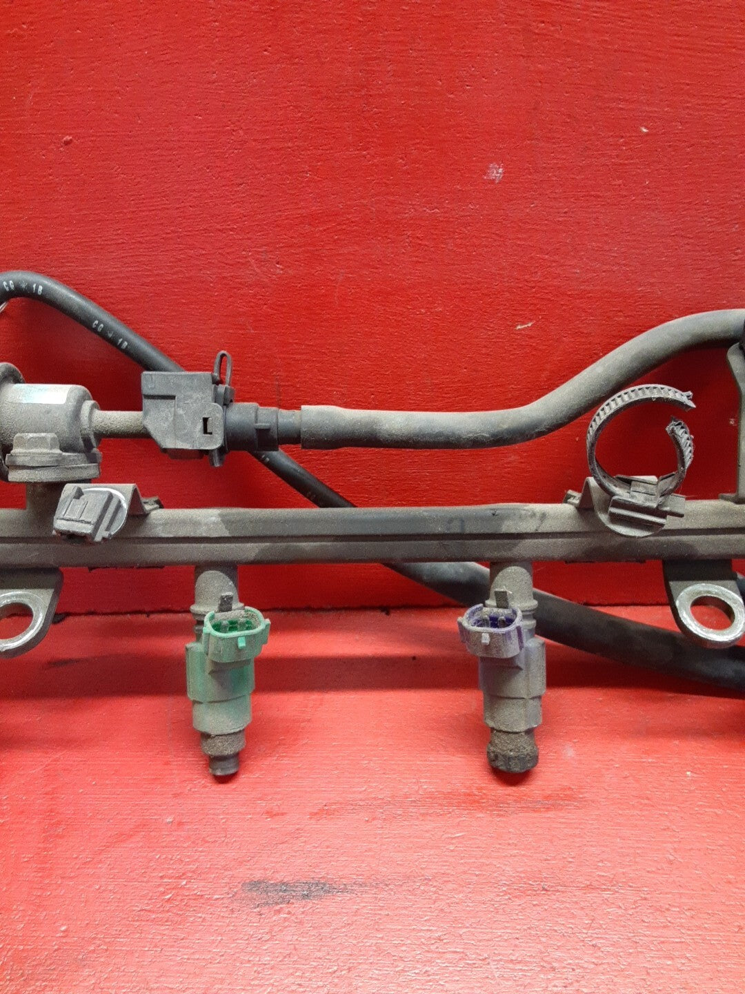 2001 2002 2003 Mazda Protege Fuel Rail W/ Injector Assembly
