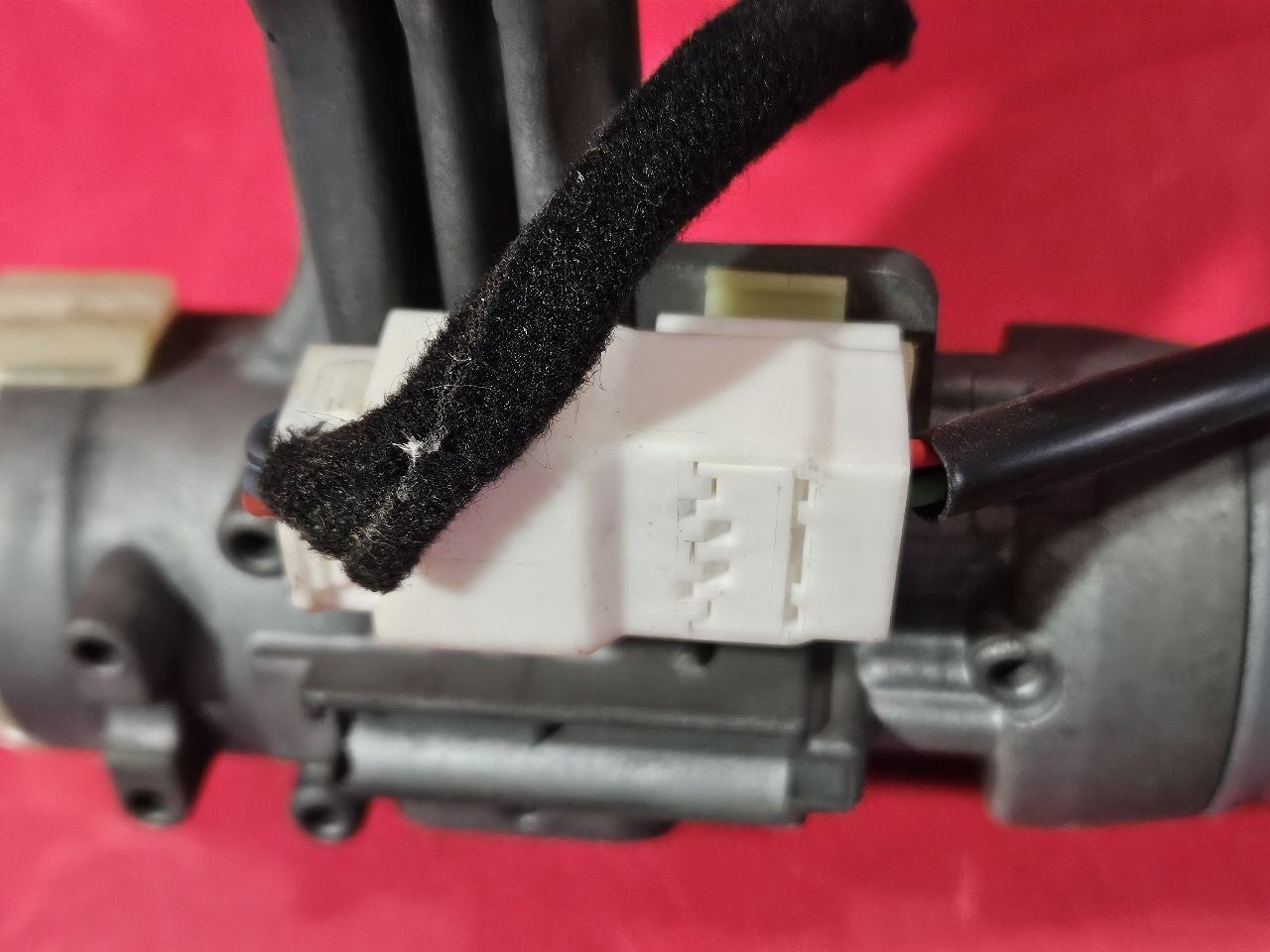 06-11 Hyundai Accent MANUAL TRANS Ignition Lock Cylinder Switch Housing w/ Key