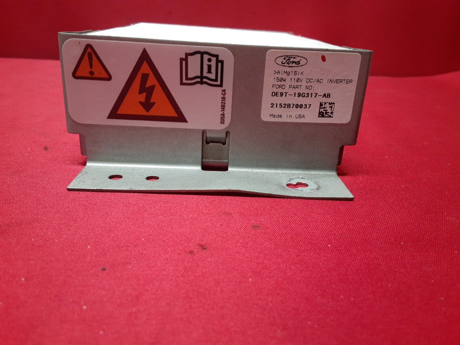 2013 - 2019 Lincoln MKT Power Inverter Module 150W 110V DC/AC   DE9Z-19G317-B