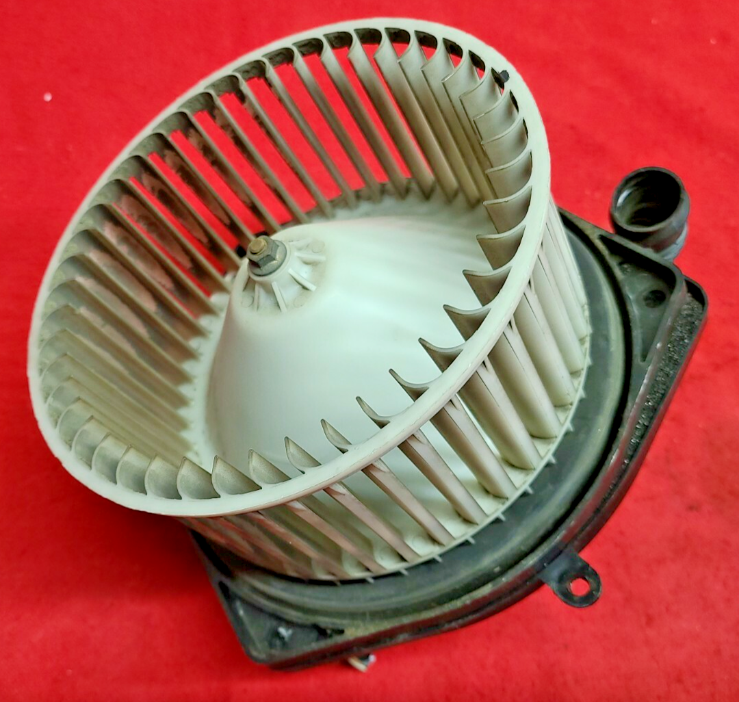 1995 - 2004 Nissan Pathfinder / Maxima Blower Motor & Fan Assembly 27220-7J201