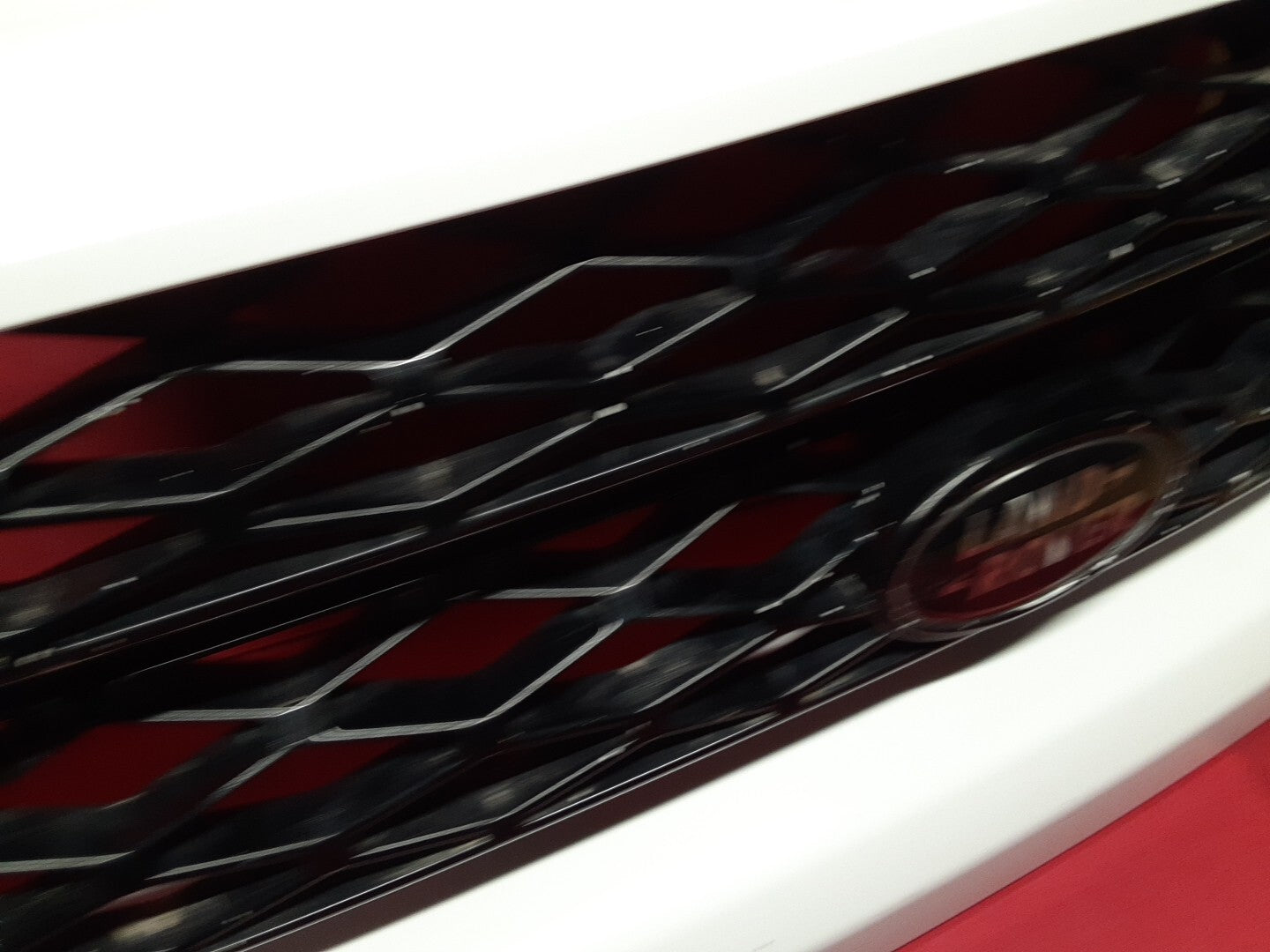 2011 - 2013 Range Rover Sport SUPERCHARGED Front Grille LRC 687 FUJI WHITE