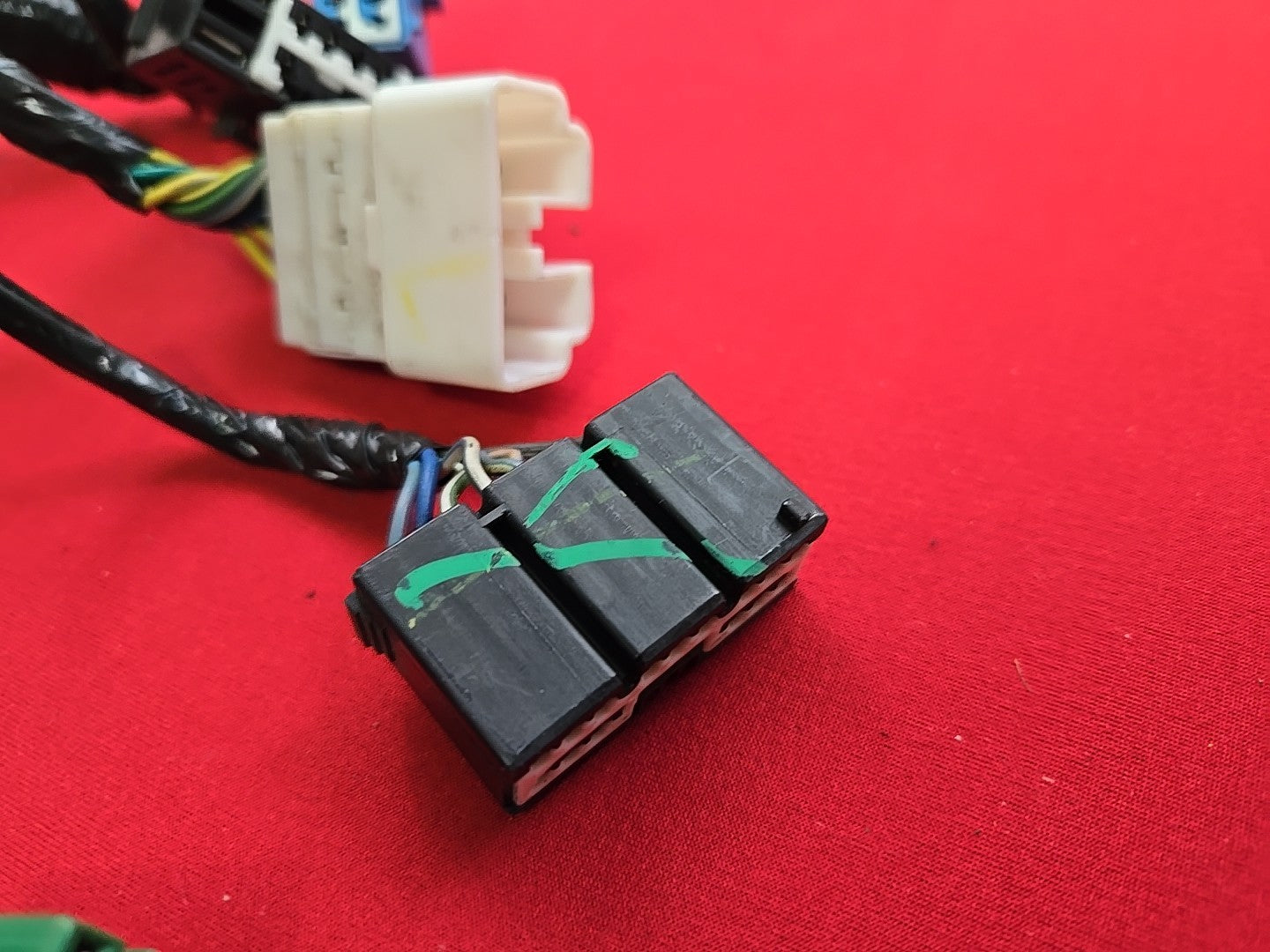 2001-2003 Mazda Tribute / Escape Mariner Interior Cabin Fuse Box - PIGTAIL WIRES