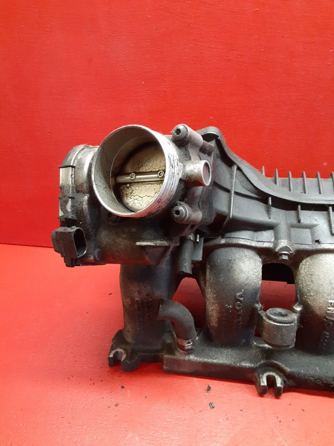 2005 - 2016 Volvo V50 2.5L Intake Manifold W/ Fuel Rail W/ Injectors 31338645