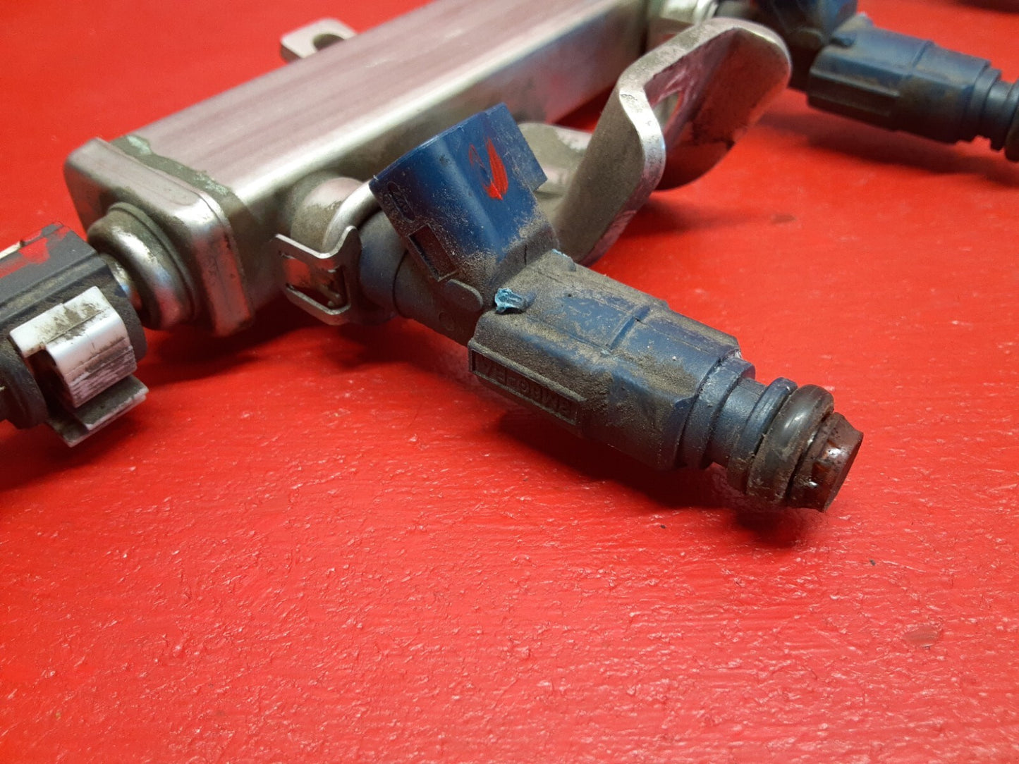 2008 Ford Escape Mercury Mariner 2.3L Fuel Injector Rail Supply w/ Injectors