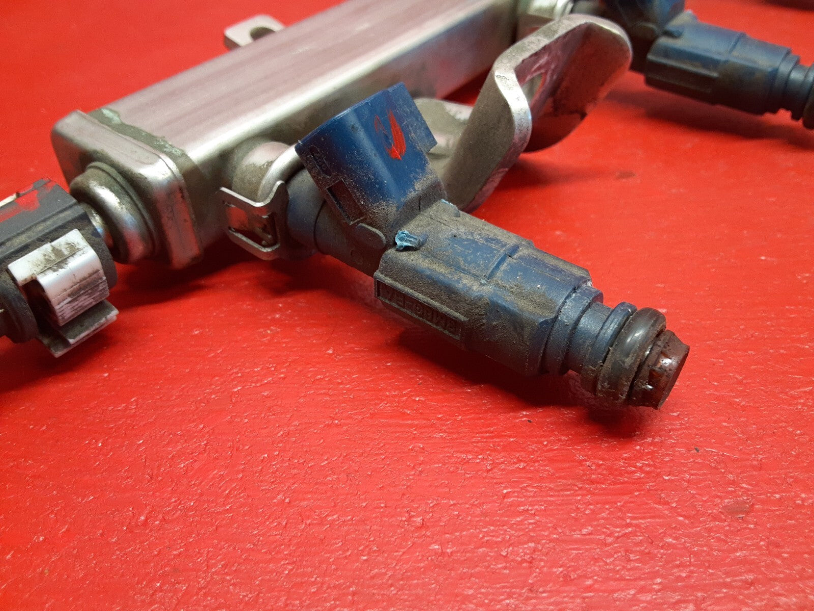 2008 Ford Escape Mercury Mariner 2.3L Fuel Injector Rail Supply w/ Injectors