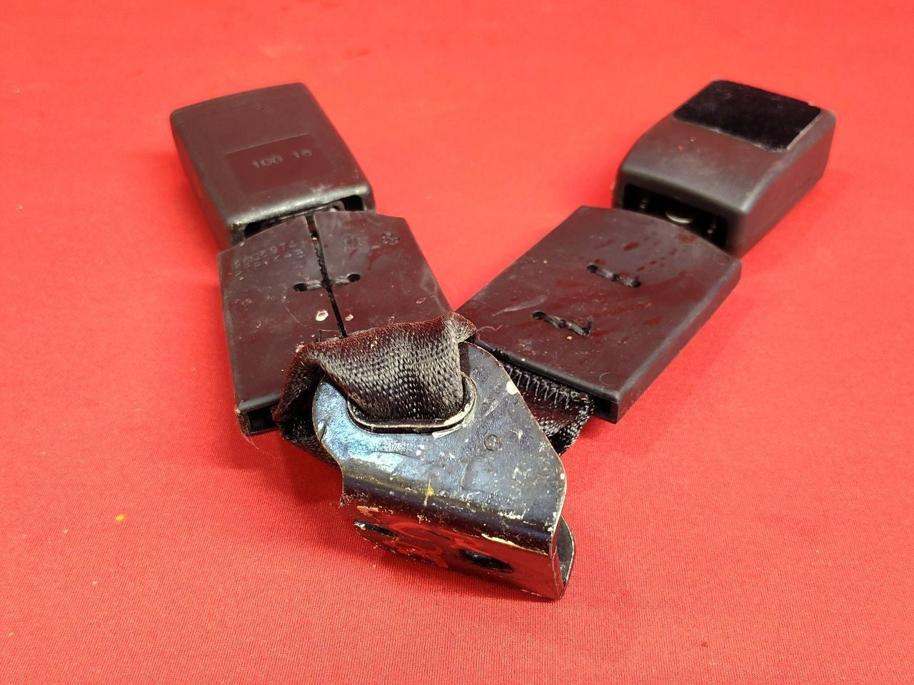 2018-2020 Chevy Equinox GMC Terrain Rear 2nd Row RIGHT / CENTER Seat Belt Buckle