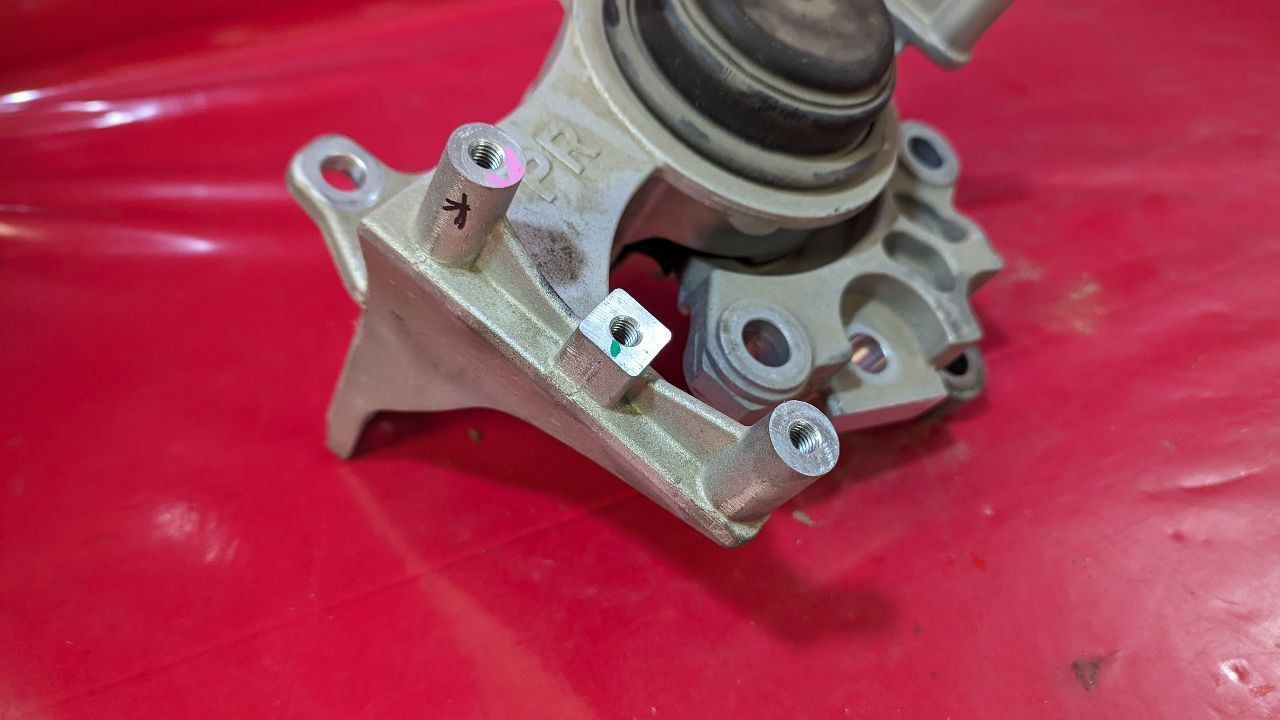2022-2024 Mitsubishi Outlander RIGHT PASSENGER Engine Transmission Mount Bracket