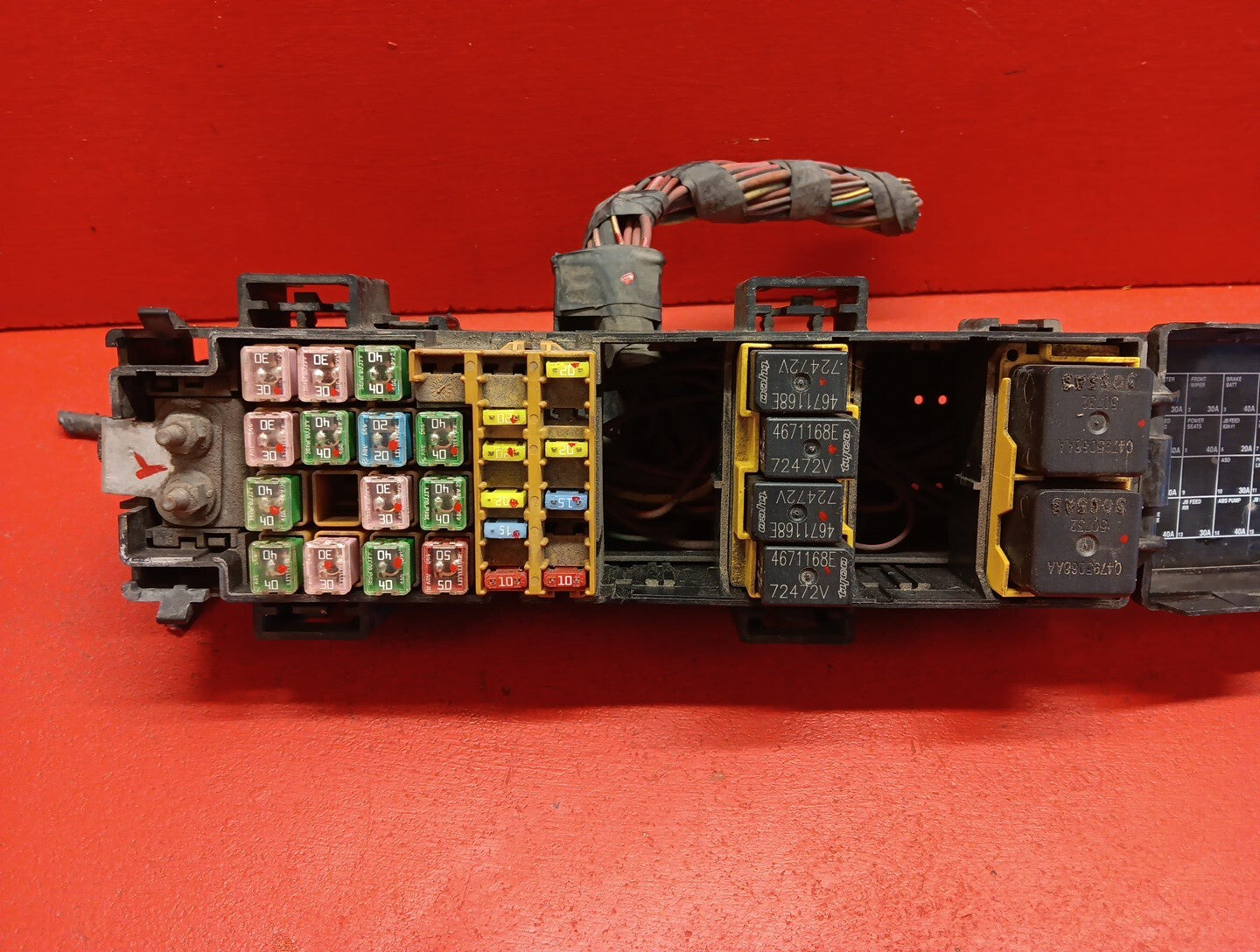 2004 - 2006 Dodge Durango 4.7L Fuse Box Engine w/o Tow Package
