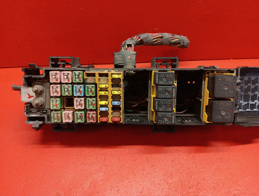 2004 - 2006 Dodge Durango 4.7L Fuse Box Engine w/o Tow Package