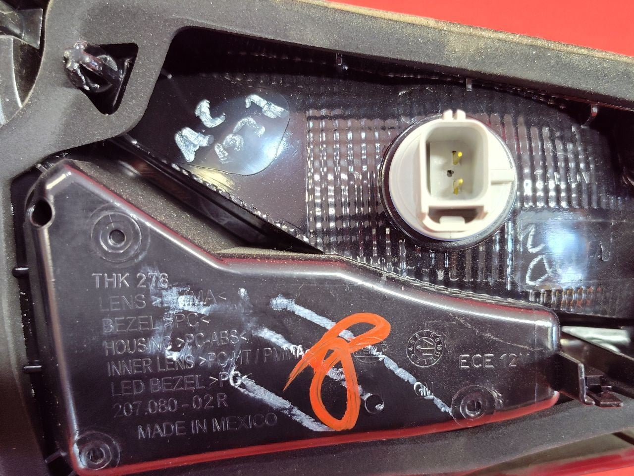 18-19 Chevy Equinox RIGHT PASSENGER INNER Liftgate Mounted Tail Light Lamp