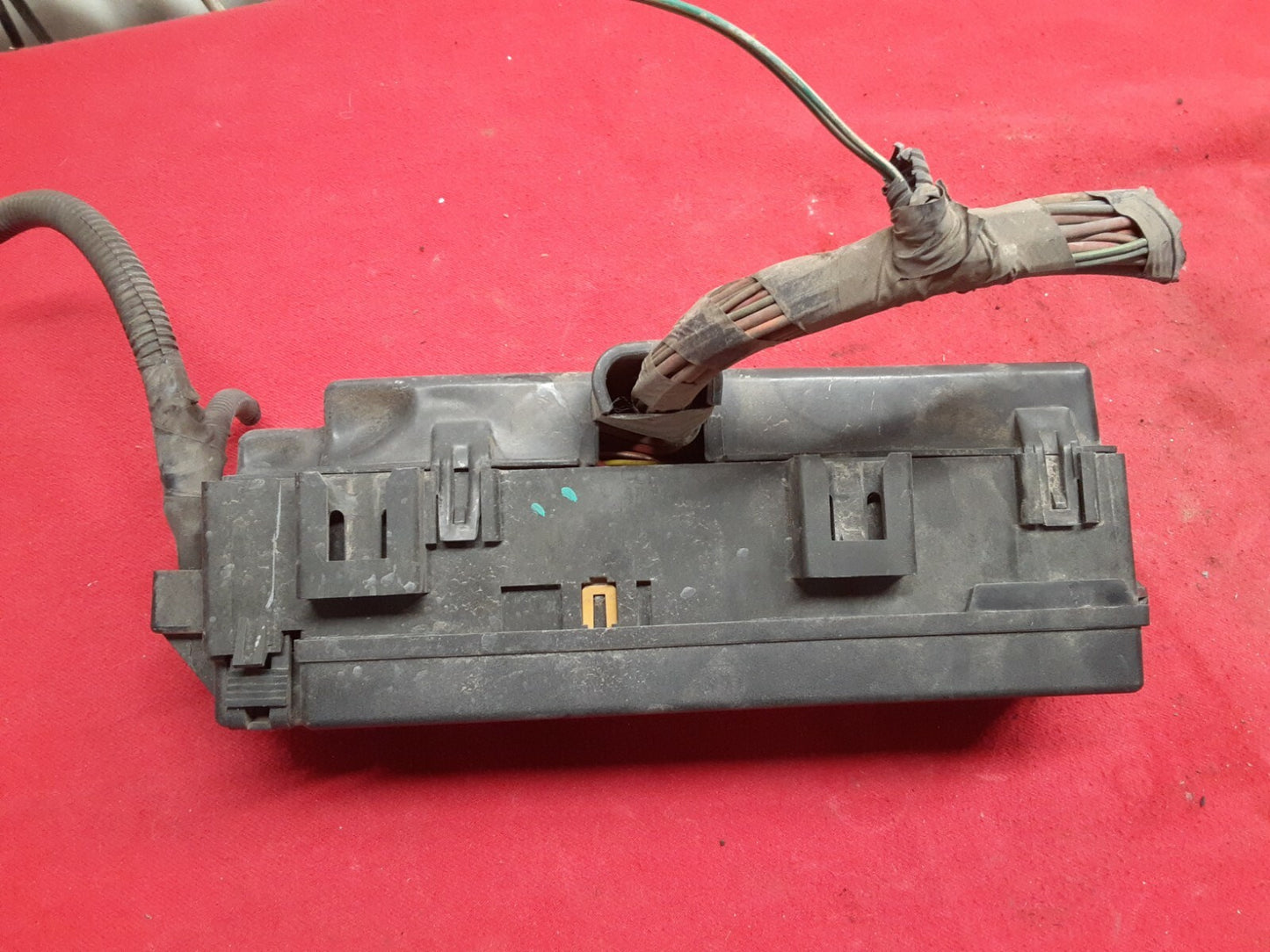 2004 2005 Dodge Durango Power Distribution Center Box Relay Fuse Panel Yellow