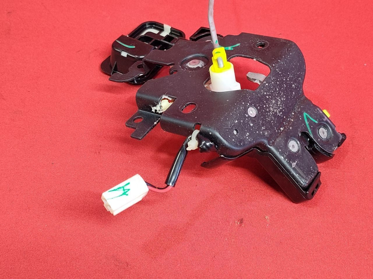 2007-2009 Mazda Mazda3 Sedan Trunk Lid Latch Lock Actuator w/ KEYLESS ENTRY