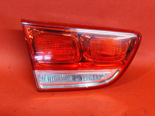 2016-2018 Kia Sorento LEFT DRIVER INNER Hatch Tail Light Lamp w/ Socket HALOGEN