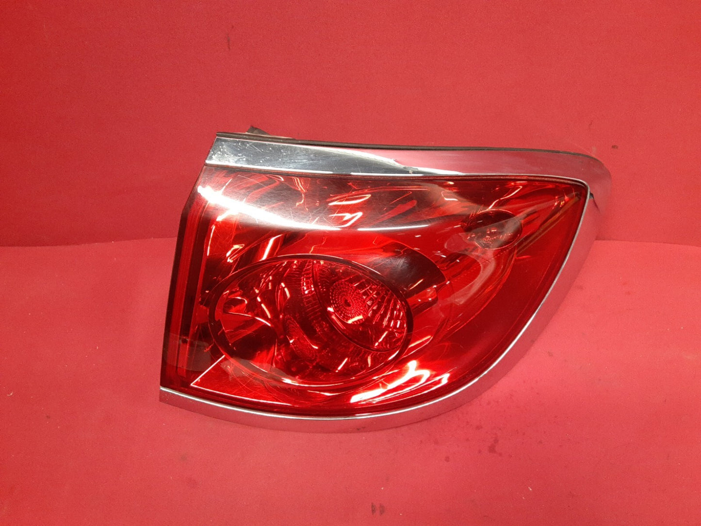 2008 - 2012 Buick Enclave RIGHT PASSENGER Outer Tail Light Lamp on Body 25954942
