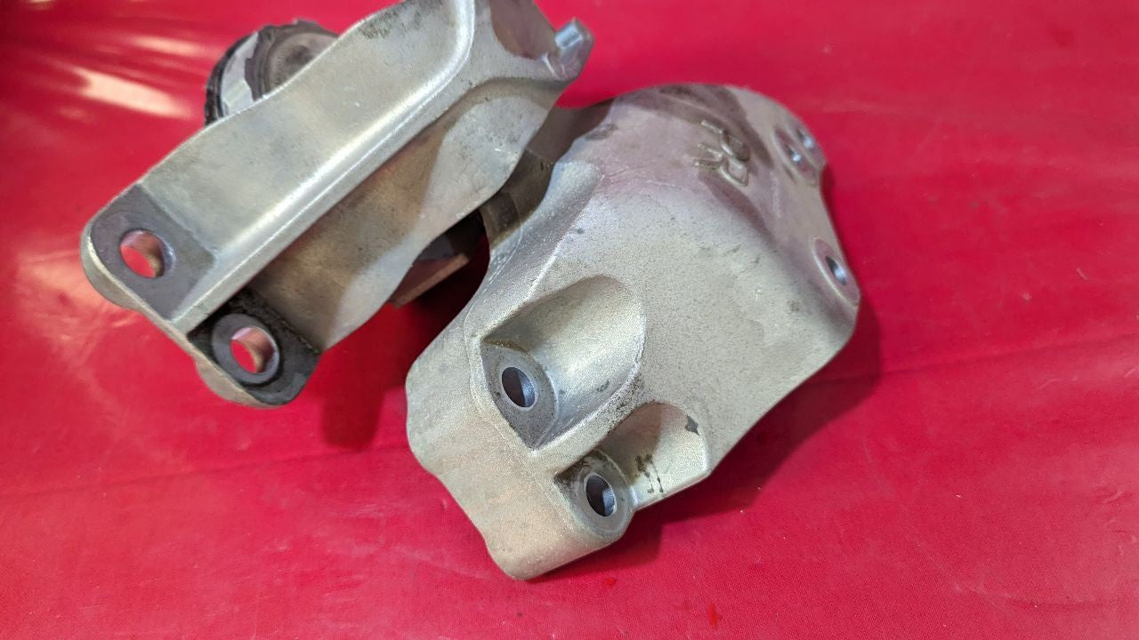 2022-2024 Mitsubishi Outlander LEFT DRIVER Engine Mount Bracket - 26k Miles