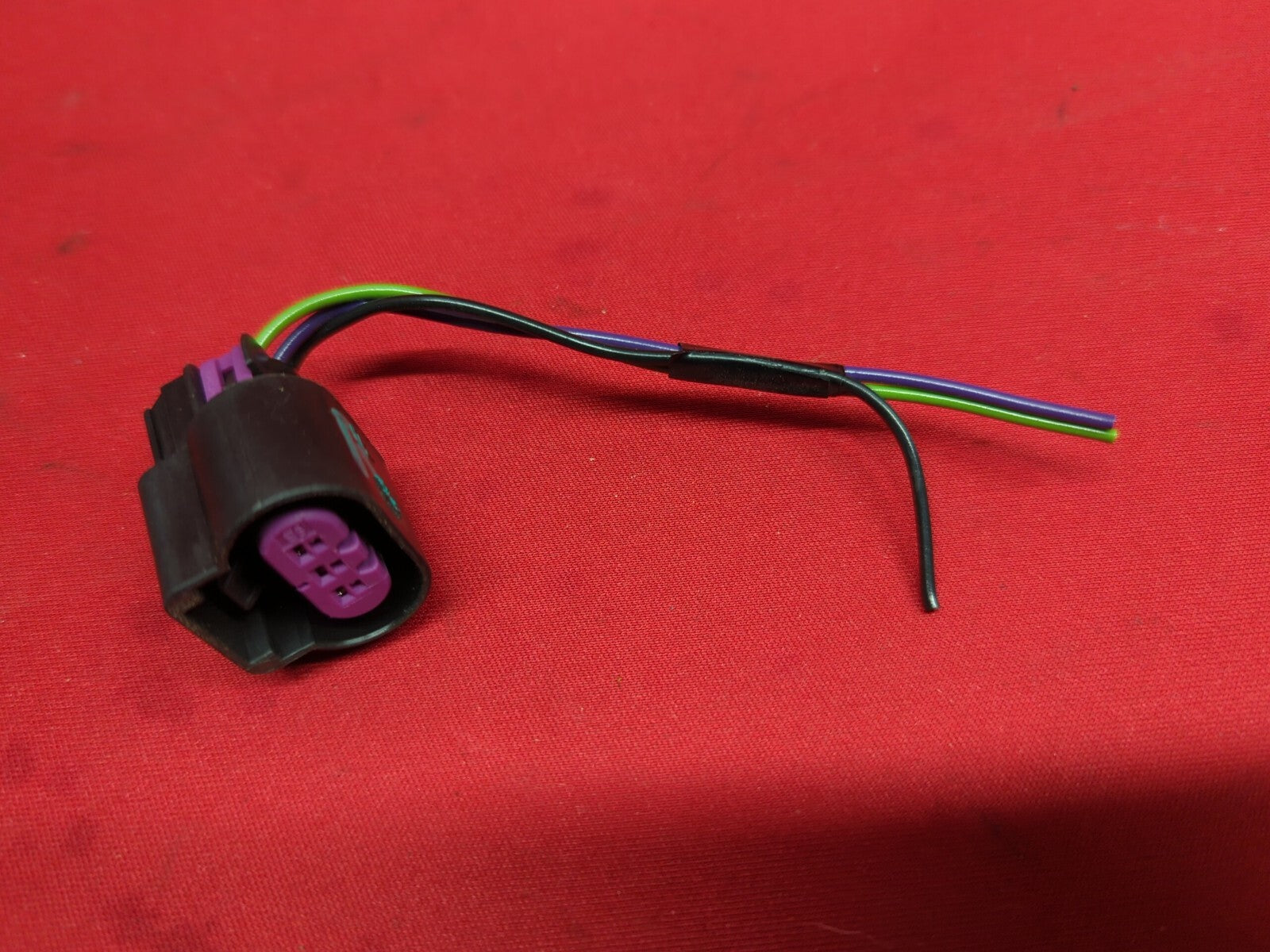 2008 - 2012 Buick Enclave RIGHT PASSENGER Inner Tailgate Tail Light Lamp PIGTAIL