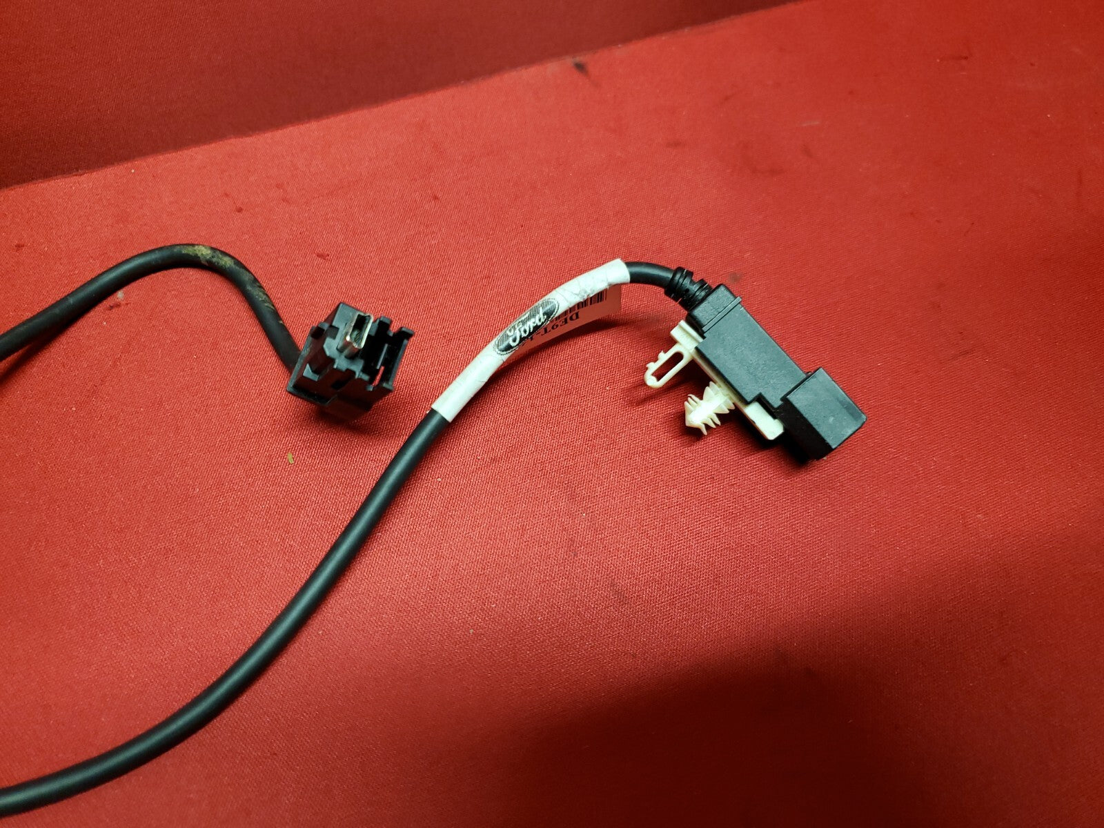2013 - 2019 Lincoln MKT FRONT Center Console USB Sync Cable DE9T-14D202-BB
