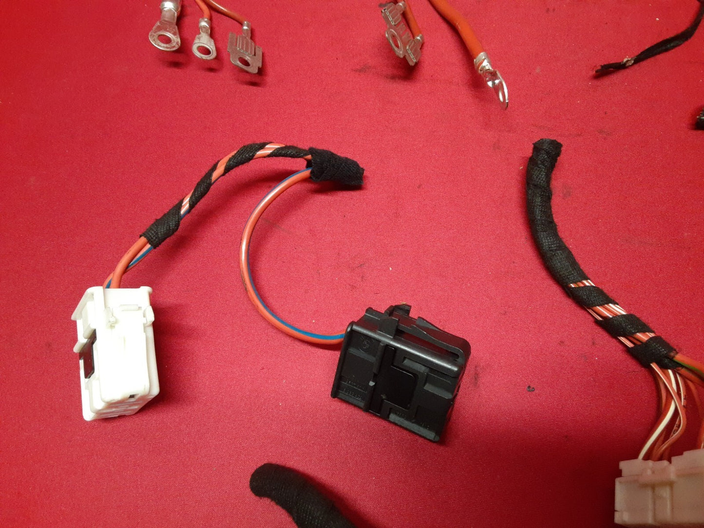 2003 - 2005 Range Rover HSE Passenger Under Dash Fuse Box YQE500050 - PIGTAILS
