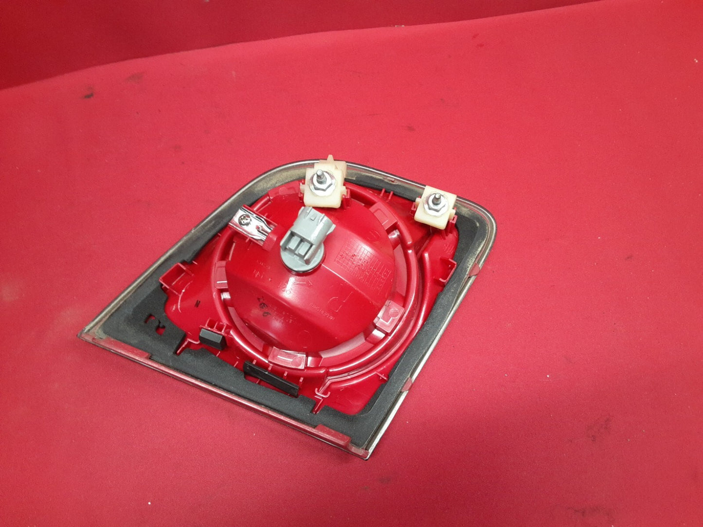 2008 - 2012 Chevy Chevrolet Malibu RIGHT INNER Tail Light Lamp on Trunk 15271121